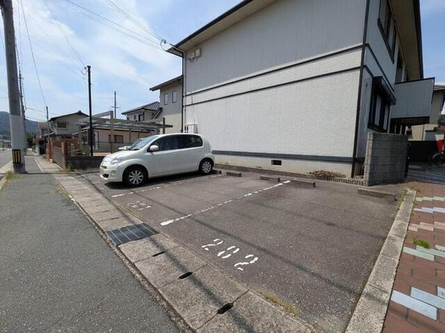 シンフォニー汐見台（102） 駐車場
