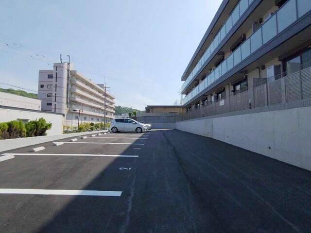 ラ グリシーヌ青山（302） 駐車場