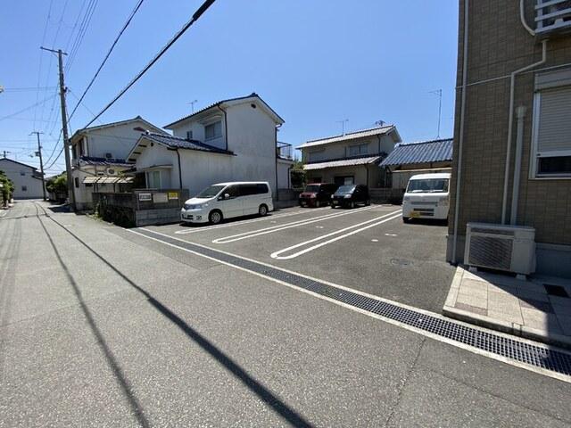 パインガーデン（205） 駐車場