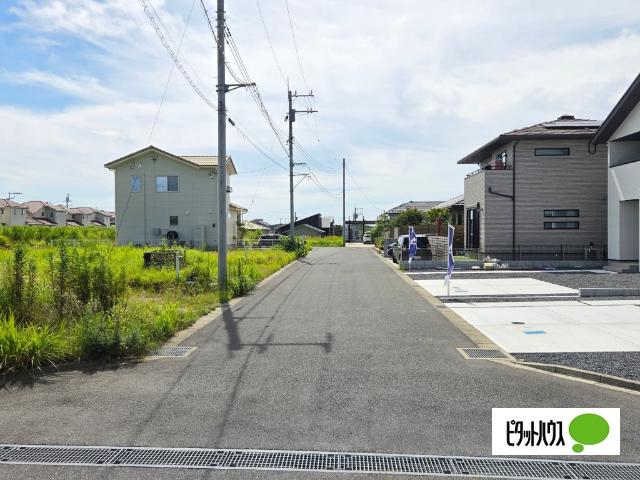 『KEIAI TERRACE』木更津市羽鳥野4期　1号棟　 前面道路含む現地写真