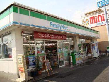 ファミリーマート東海通駅前店：190m