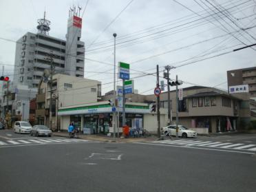 ファミリーマート旭三郷駅前店：824m