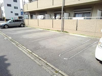メゾンカルム（106） 駐車場