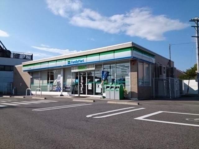 ファミリーマート：240m