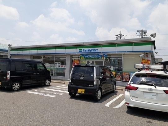 ファミリーマート：950m