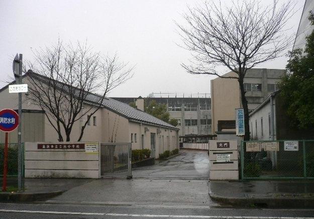 吉浜小学校：600m