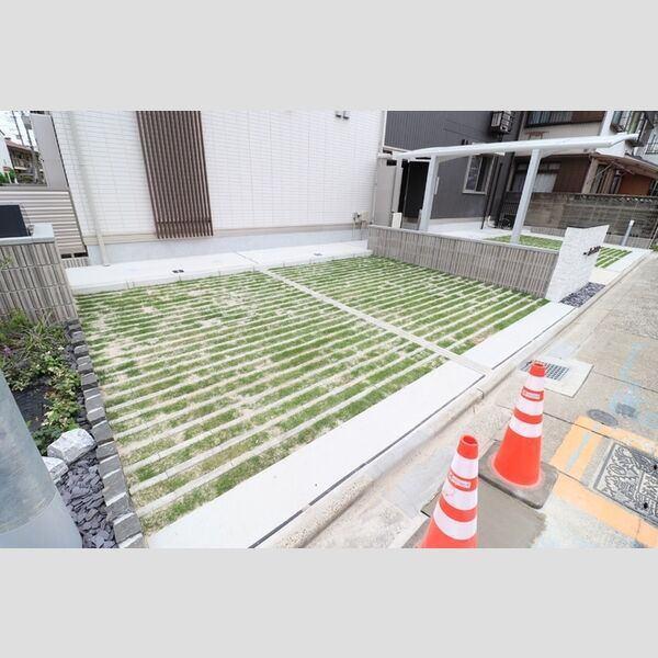 ルヴィータ森末（103） 駐車場