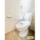 清潔感のある白を基調とした温水洗浄機能付きトイレです。