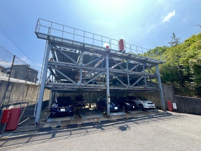 マンション駐車場。空き状況はお気軽にお問い合わせ下さい。