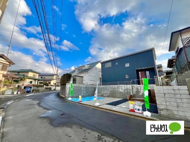 前面道路は広く、交通量も多くありません