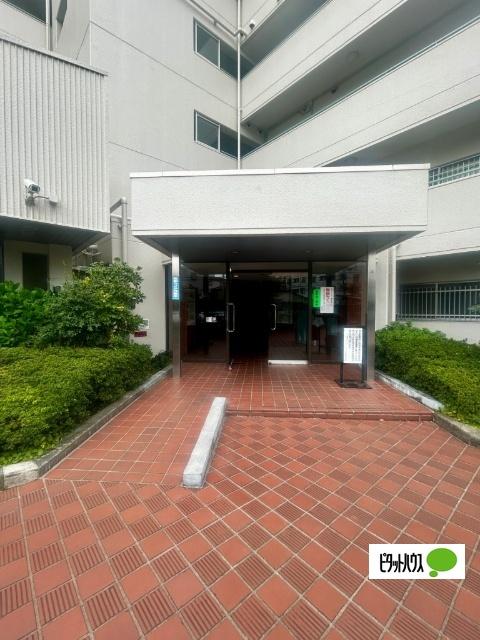 シンプルながらも重厚感溢れるエントランス！