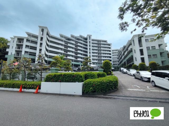 モダンでお洒落な外観です♪窓も沢山あって開放感がありますね♪