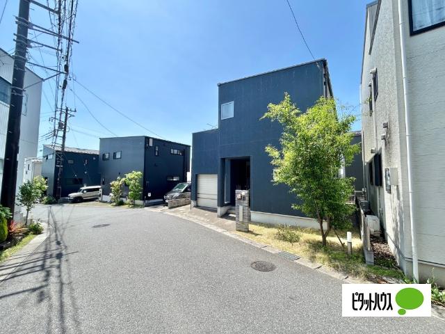 前面道路は行き止まりになるので、車の交通量も少なく、閑静な住宅街です