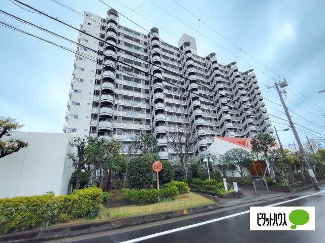 南向きで陽当たり良好、！ゆとりあるバルコニーと開放感のある住空間が魅力のマンションです。周辺は緑も豊かで落ち着いた住環境が整っており、ファミリーにもおすすめです。