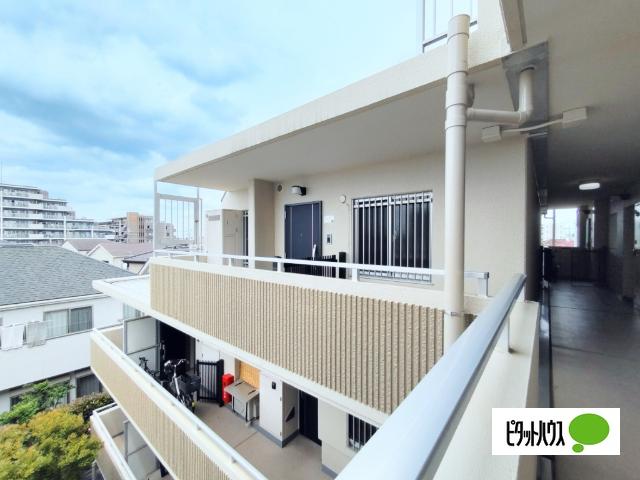 上階にはお部屋の無い角部屋です