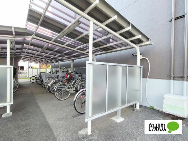 しっかりとした屋根のある駐輪場！