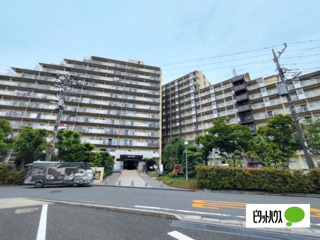ゆとりあるアプローチと緑豊かなエントランスが迎えるマンション！