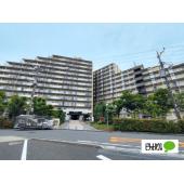 ゆとりあるアプローチと緑豊かなエントランスが迎えるマンション！