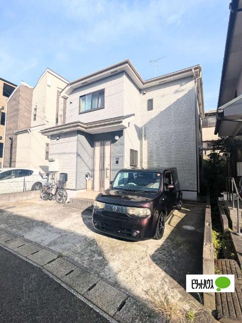 交通量の少ない前面道路です。