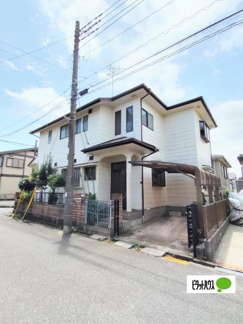前面道路は広く、交通量の少ない閑静な住宅街