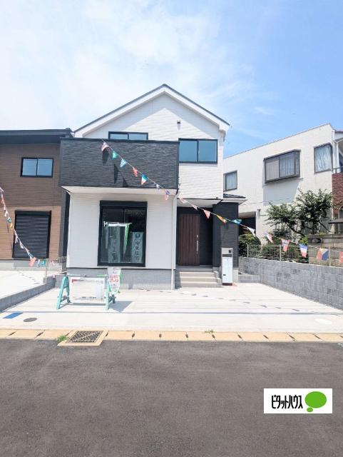 小学校やスーパーが徒歩圏内で、暮らしやすさも抜群！