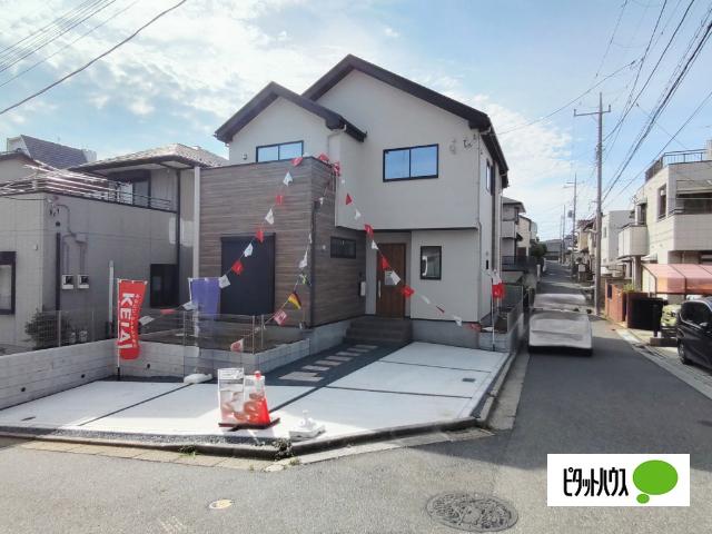 モダンでお洒落な外観です♪窓も沢山あって開放感がありますね♪