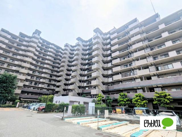 しっかりとした造りと落ち着いた色調が魅力の外観。駅近＆管理体制も充実のマンションです