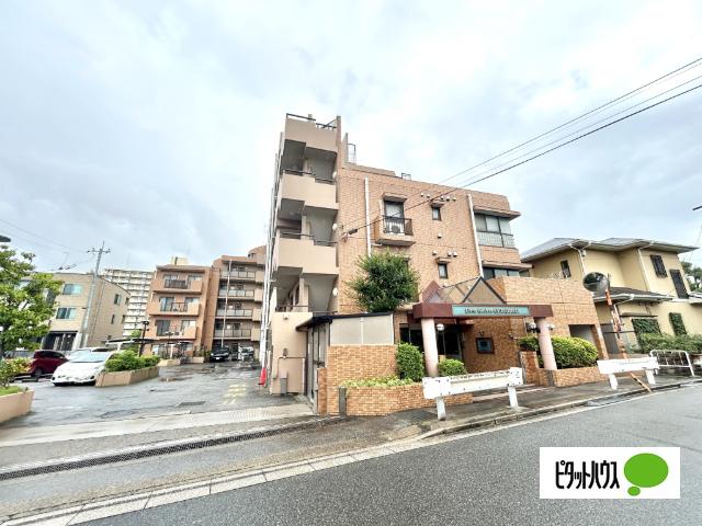 落ち着いた街並みに調和する、温もりあるレンガ調の外観。管理の行き届いたエントランスが、訪れる人をやさしく迎え入れます