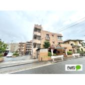 落ち着いた街並みに調和する、温もりあるレンガ調の外観。管理の行き届いたエントランスが、訪れる人をやさしく迎え入れます