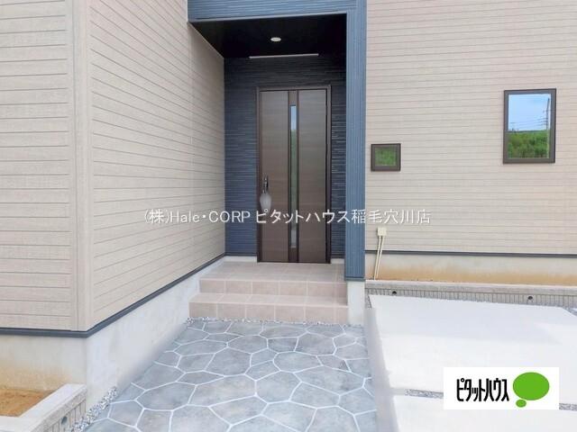やさしい色合いの外観に、石調アプローチが映える玄関。毎日の帰宅が楽しみになる温かな雰囲気