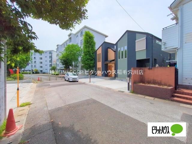 前面道路は交通量が少なく、閑静な住宅街です