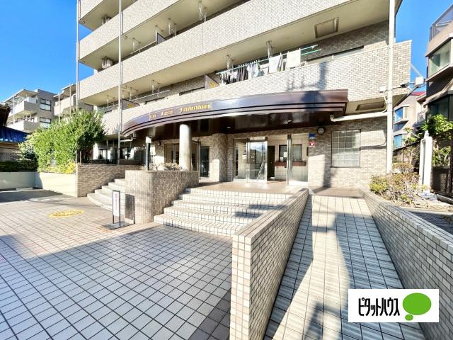 スロープがあるので、ベビーカーや車いすでの移動も安心