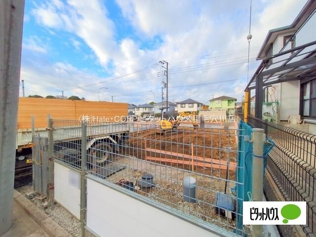 両面道路の開放的な立地