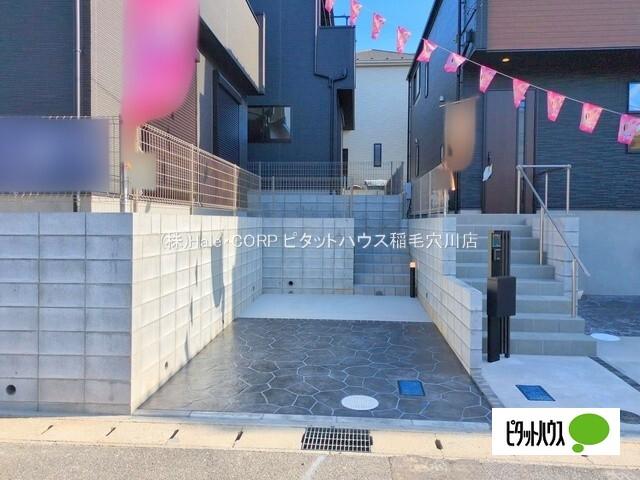 駐車スペースはお家の両側に確保