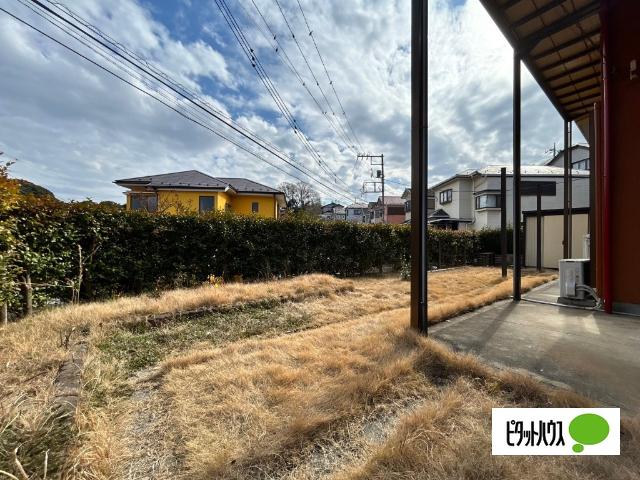 敷地57坪のゆとりあるお庭スペース。お子様の遊び場や家庭菜園など多彩に活用できます。