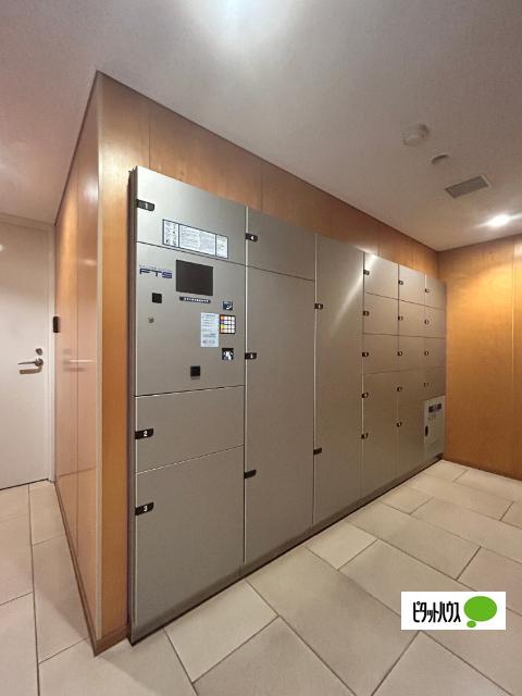 外出中でも安心して荷物を受け取れる宅配ボックス完備