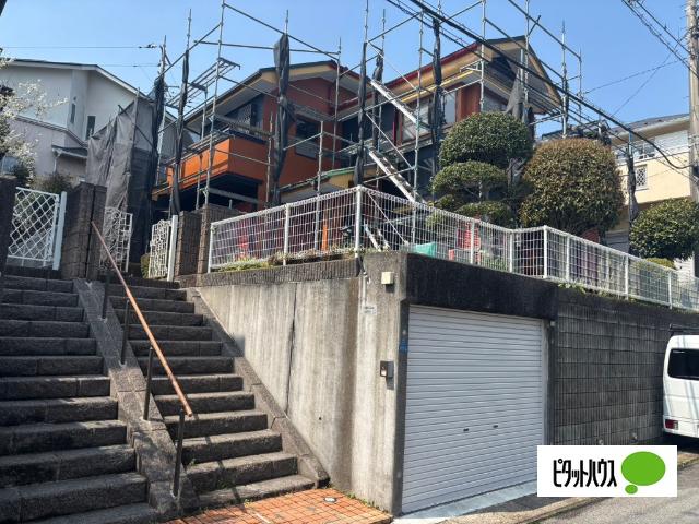 高台ならではの開放感と陽当たりの良さが魅力の住まい。ビルトインガレージ付きでお車の保管も安心です。