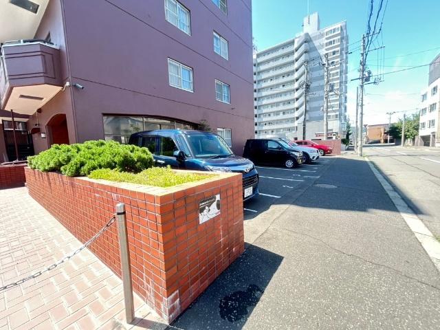 ライオンズマンション山鼻13条 駐車場