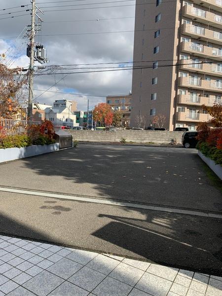 グランデュール中の島 駐車場