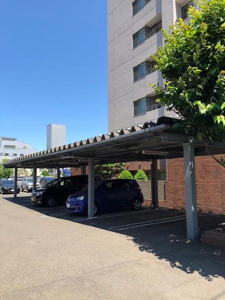 ラピスソラーレ南20条エスト 駐車場