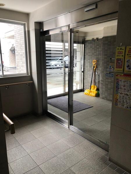 ラポール学園前３号館 エントランス