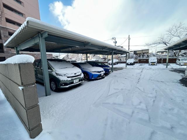リブウェル真駒内緑町イーストヴュ— 駐車場