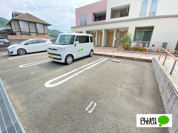 グランアセット上山（202） 駐車場