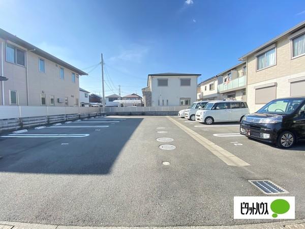 シャーメゾンBrilliant（102） 駐車場