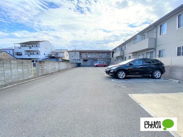 シャーメゾン北出島（105） 駐車場
