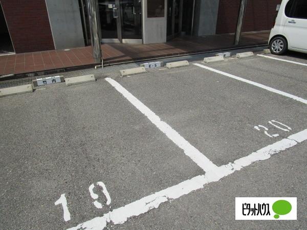 グレイスピア吹上（405） 駐車場