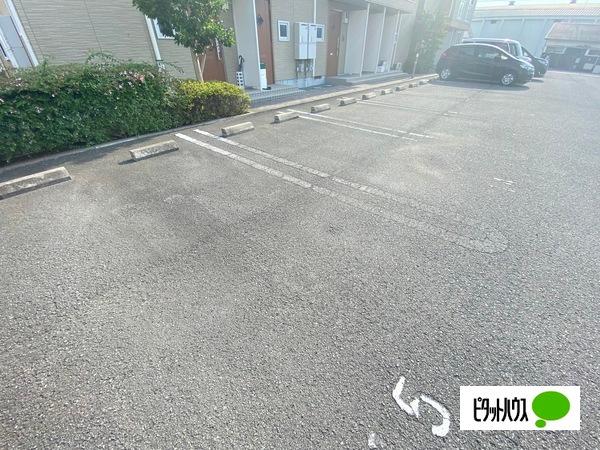シャーメゾン有本（205） 駐車場