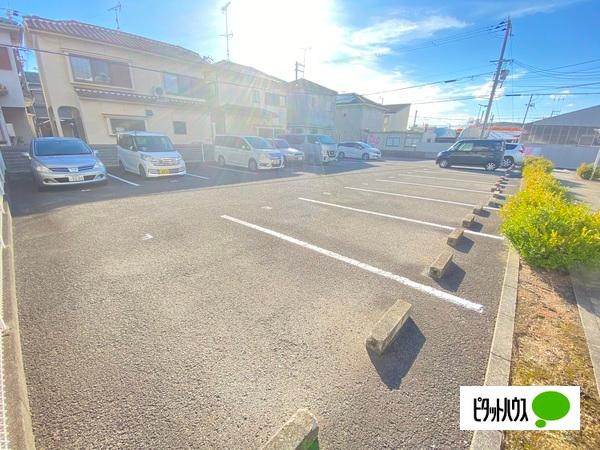 プラドール西小二里（202） 駐車場