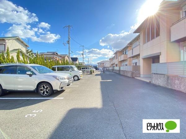 シャーメゾンくすの木（208） 駐車場