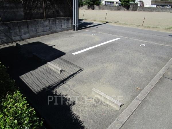 リヴィエール（305） 駐車場